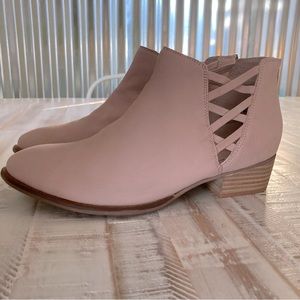 *NWOB* SEYCHELLES Leather Remembrance Crisscross Cut-Out Blush Booties, Size 8.5